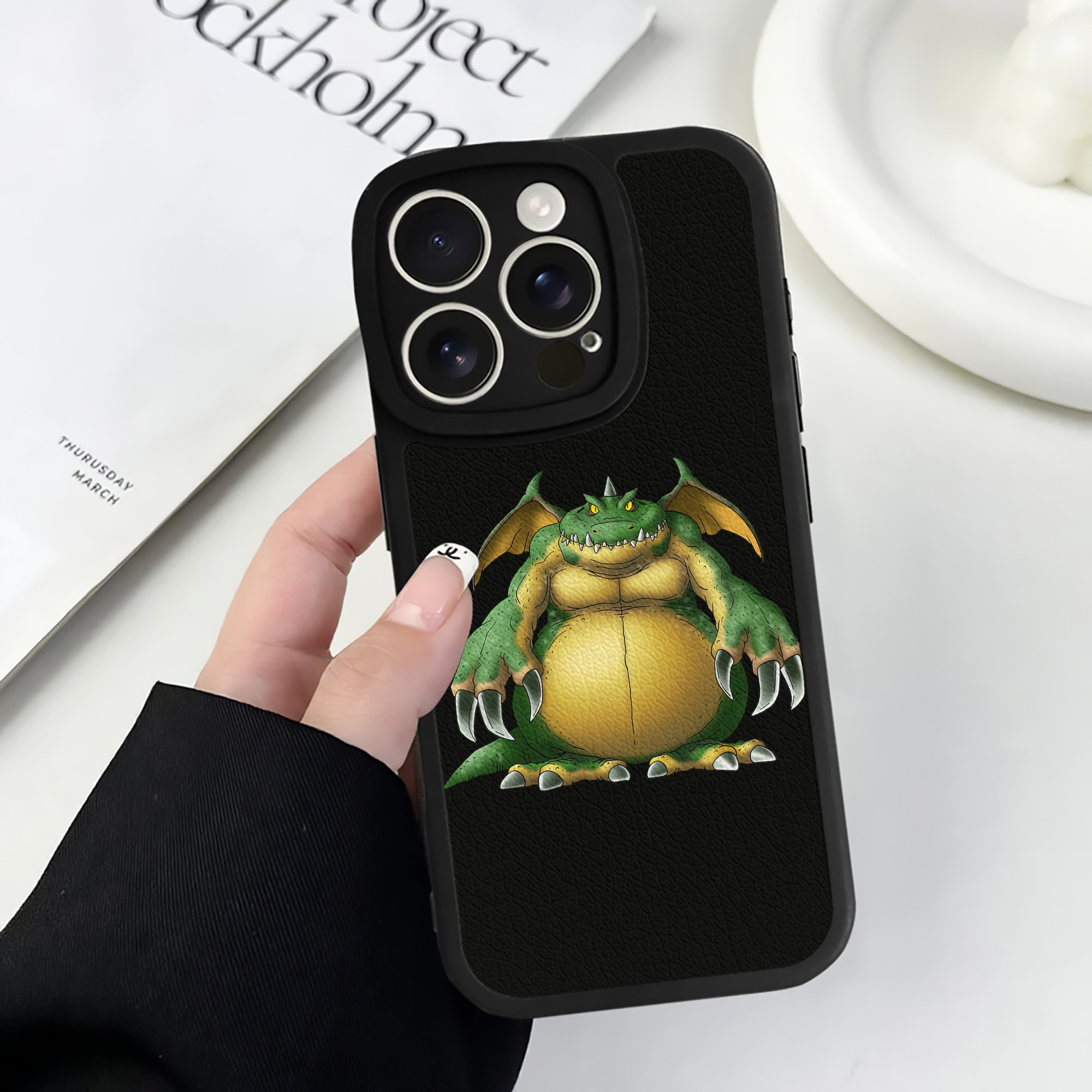 （画像用） ドラゴンクエスト Doragon Kuesuto Dragon Quest 【iPhone 16シリーズ対応】シリコンスマホケース（レザー調） 材質：シリコン